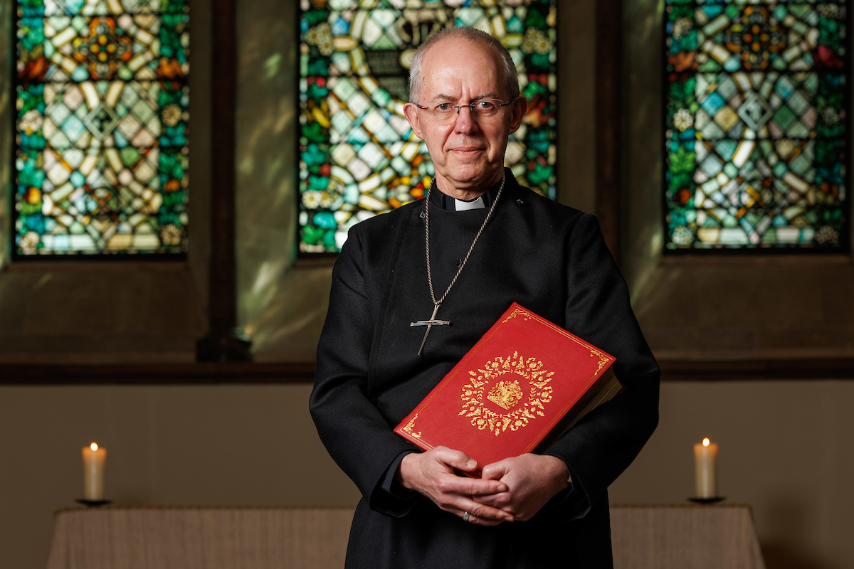 坎特伯里大主教韋爾比將於加冕禮上，將聖經交給查爾斯三世。（圖／翻攝自FB@Archbishop of Canterbury）